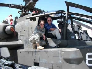 Kate Melcher, pilote d'hélicoptère Apache, avec son père, Joe.