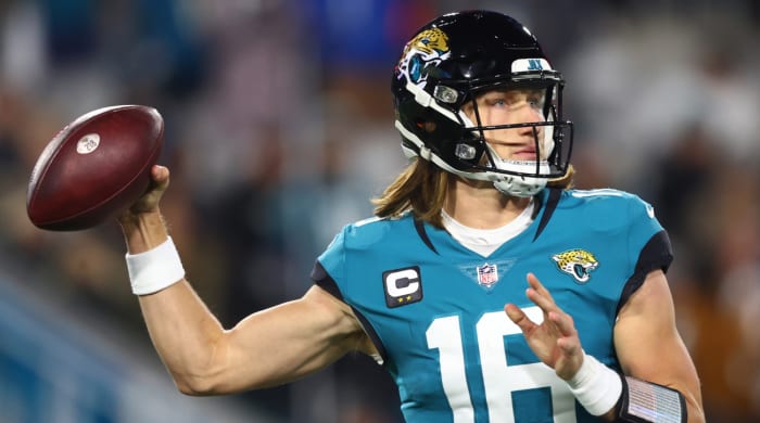 Le quart-arrière des Jaguars Trevor Lawrence lance une passe pendant un match.