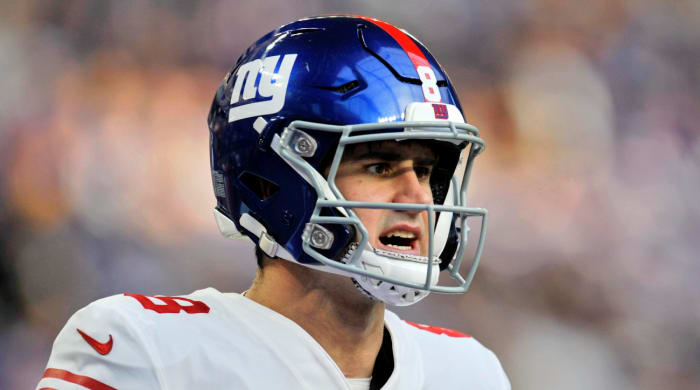 Le quart-arrière des Giants Daniel Jones crie un jeu à son équipe.