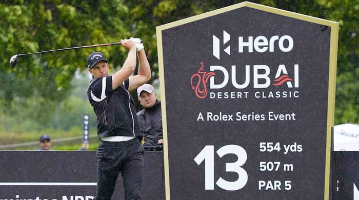 Henrik Stenson regarde un coup de départ au Hero Dubai Desert Classic 2023.