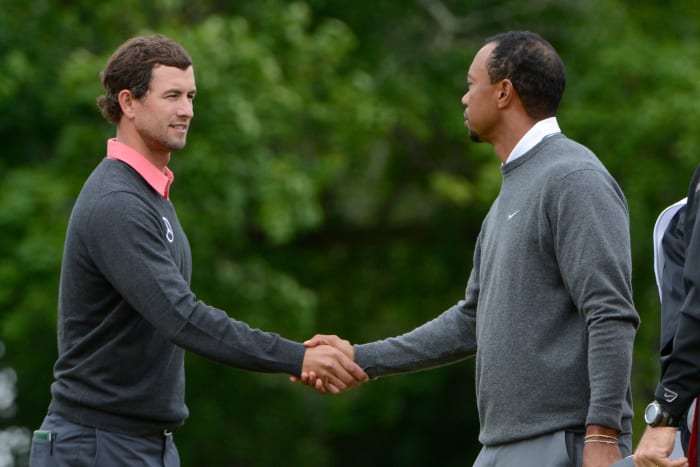 Adam Scott et Tiger Woods se serrent la main après le premier tour de l'US Open 2013 au Merion Golf Club.