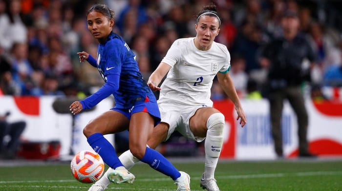 Alyssa Thompson (Etats-Unis) et Lucy Bronze (Angleterre) en action lors du match amical international au stade de Wembley, à Londres.
