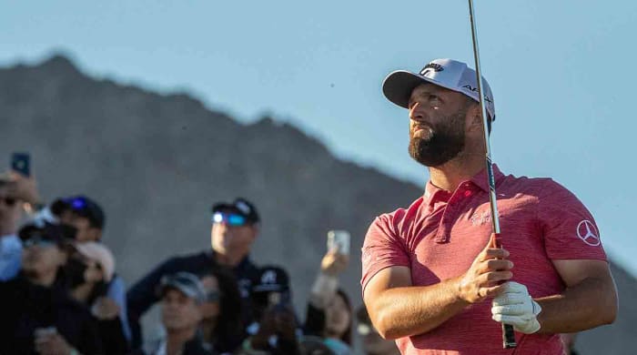 Jon Rahm regarde un tir lors de la dernière manche de l'American Express 2023.