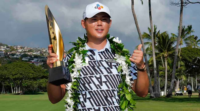 Si Woo Kim pose avec le trophée du vainqueur du Sony Open 2023 à Hawaï.