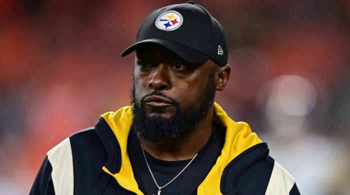 L'entraîneur-chef des Steelers de Pittsburgh, Mike Tomlin, marche avant un match contre les Browns de Cleveland le 22 septembre 2022.