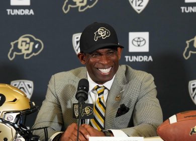 Deion Sanders, invité de 'ManningCast', est exaspéré par une décision controversée lors du match Cowboys contre Bucs.