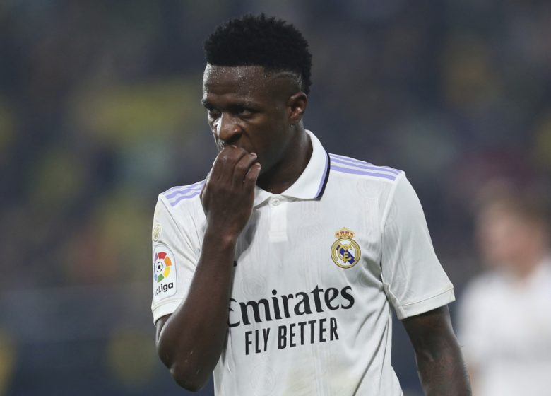 Effigie de la star du Real Madrid Vinicius pendue à un pont avant Derby