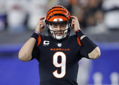 Joe Burrow des Bengals a involontairement porté le maillot de son remplaçant à la conférence de presse