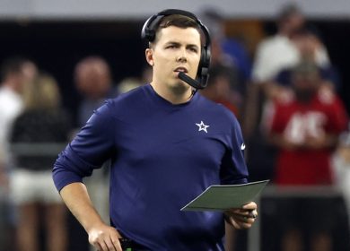 Kellen Moore des Cowboys à une entrevue pour le travail des Panthers, par rapport