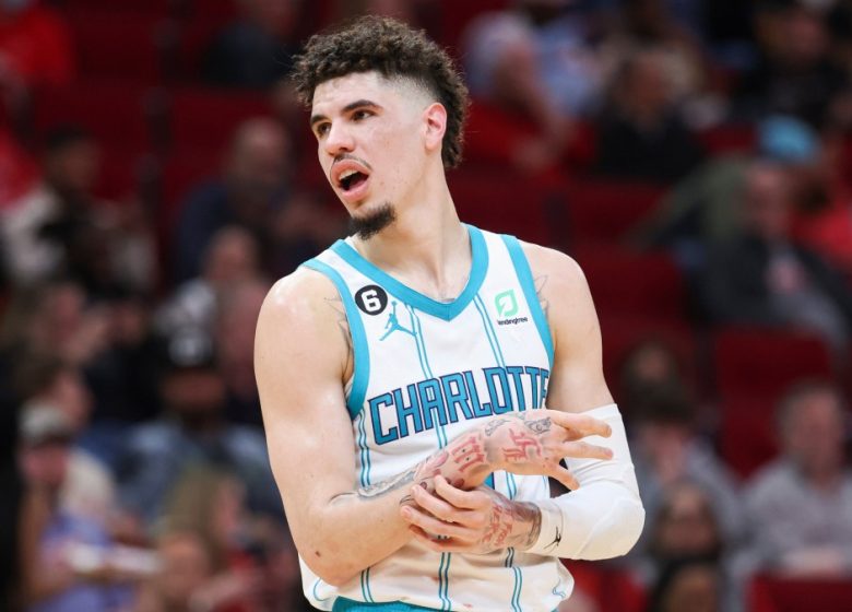 La balle LaMelo des Hornets souffre d'une blessure à la cheville contre des fusées