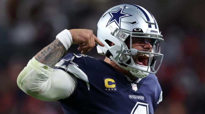 Le quart-arrière des Cowboys Dak Prescott crie un jeu à l'équipe pendant un match.