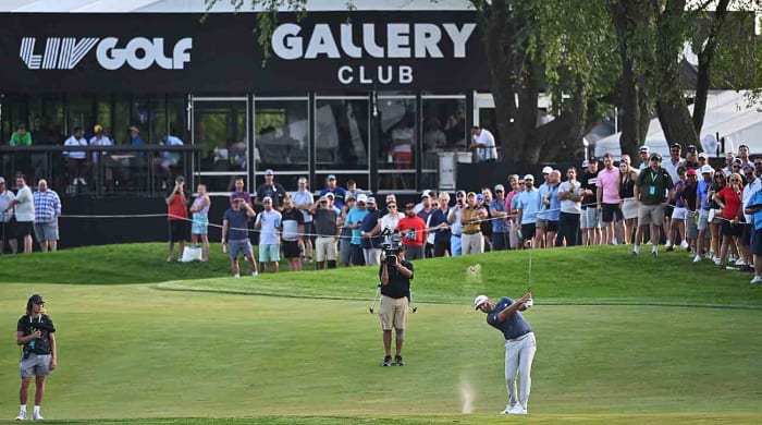 Dustin Johnson frappe un coup devant les caméras lors de l'événement 2022 LIV Golf Chicago.