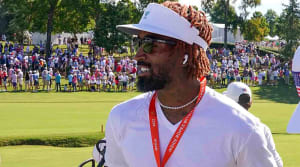 JR Smith, ancien champion de la NBA devenu golfeur universitaire, est photographié à la Coupe des présidents 2022.