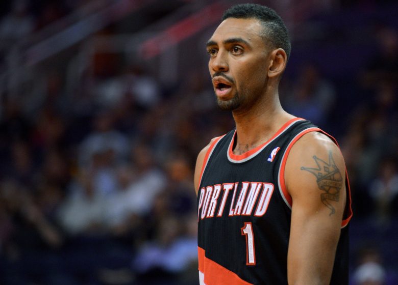 L'attaquant de longue date de la NBA Jared Jeffries gagne une voiture dans l'émission "Le Juste Prix".