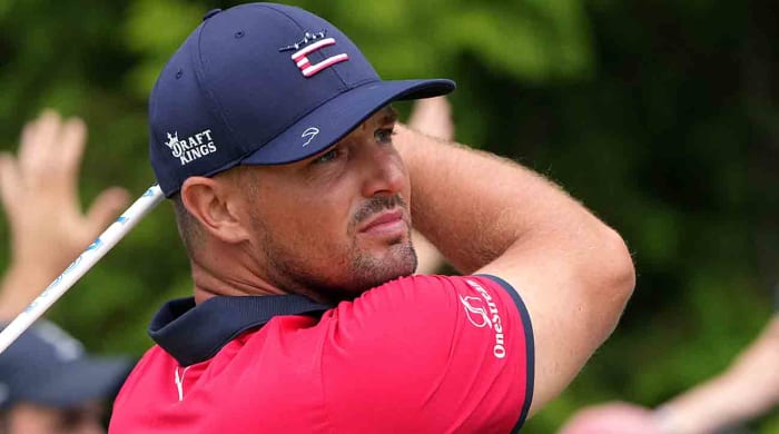 Bryson DeChambeau regarde un coup lors de l'U.S. Open 2022.