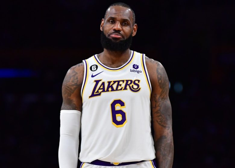 Le dernier tweet de LeBron James montre qu'il est plus que frustré par les officiels de la NBA.