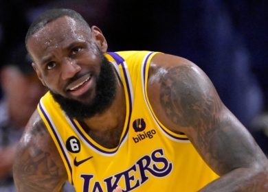 LeBron James donne une réponse franche à une question sur les commentaires commerciaux de Rob Pelinka