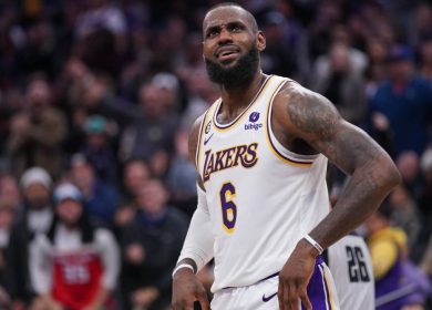 LeBron James reste muet sur d'éventuelles transactions avec les Lakers, mais sa patience pourrait s'émousser.