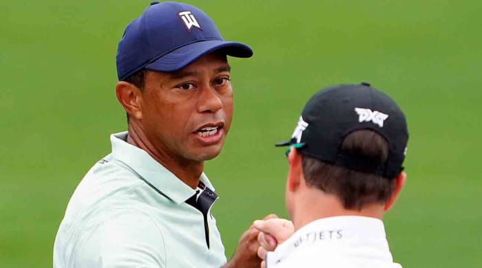 Tiger Woods donne un coup de poing à Zach Johnson lors du Masters 2022.