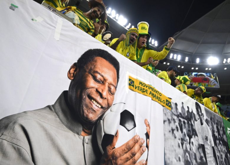 Les Brésiliens rendent un dernier hommage au grand footballeur Pelé lors d'une journée de veillée funèbre