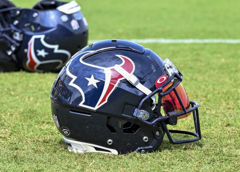 Les Texans cherchent à interviewer quatre assistants de la NFL pour le poste d'entraîneur, selon un rapport.