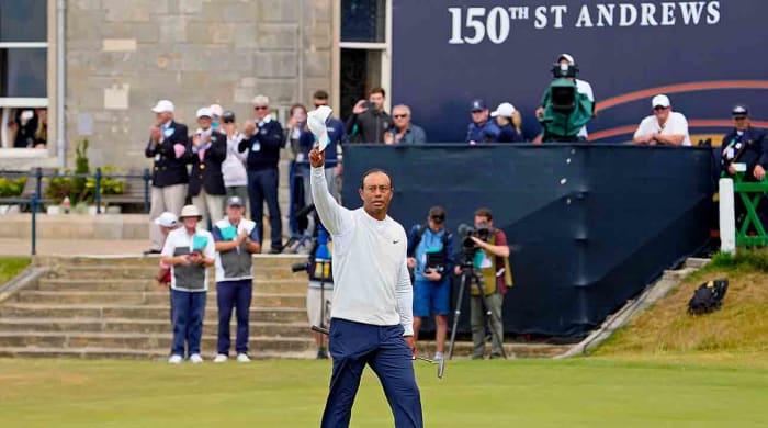 Tiger Woods salue les fans lors de l'Open britannique de 2022 à St. Andrews.