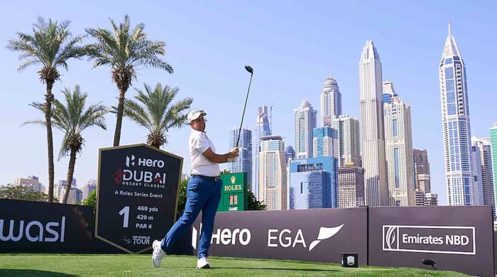 Richard Bland regarde un coup de départ au Hero Dubai Desert Classic 2023.