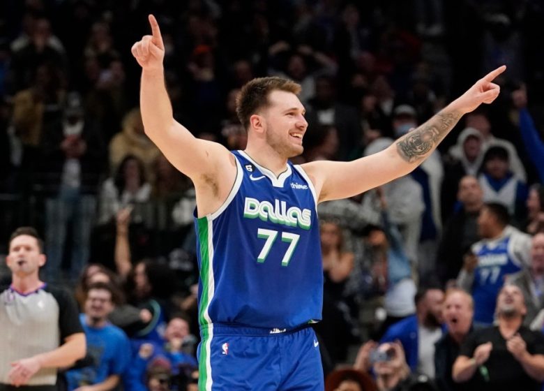 Luka Doncic quitte le match contre les Suns avec une blessure à la cheville