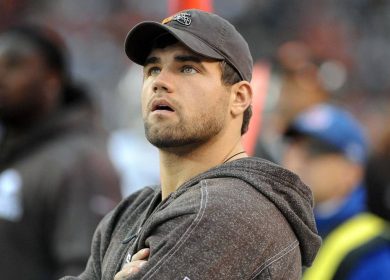 Peyton Hillis reçoit la visite d'une légende de la NFL à l'hôpital après avoir sauvé des enfants