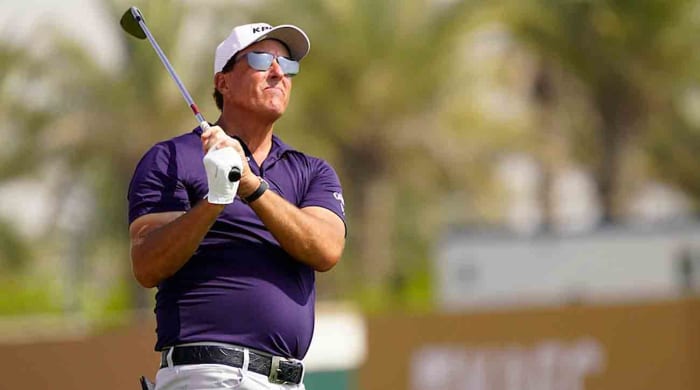 Phil Mickelson regarde un coup au Saudi International 2022.