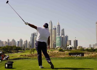 Rory McIlroy mène à Dubaï tandis que Patrick Reed trouve un autre problème de règles