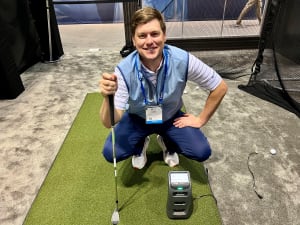 Ryne Fisher de Bushnell Golf est photographié avec le moniteur Launch Pro