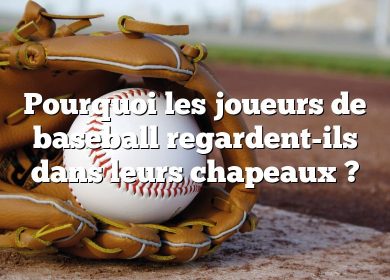 Pourquoi les joueurs de baseball regardent-ils dans leurs chapeaux ?