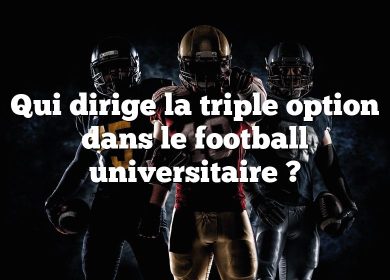 Qui dirige la triple option dans le football universitaire ?